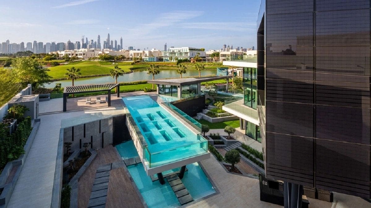 Eine Villa mit Dubais erstem doppelstöckigen Swimmingpool steht in Emirates Hills zum Verkauf
