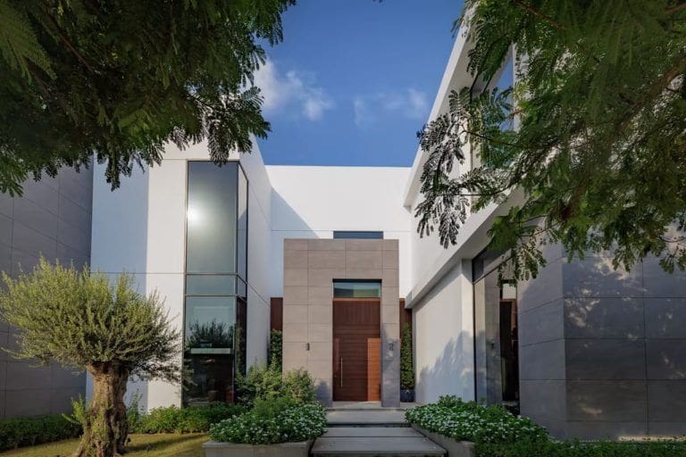 迪拜 Al Barari 的豪宅售价近 4200 万迪拉姆（约人民币 8396 万元）