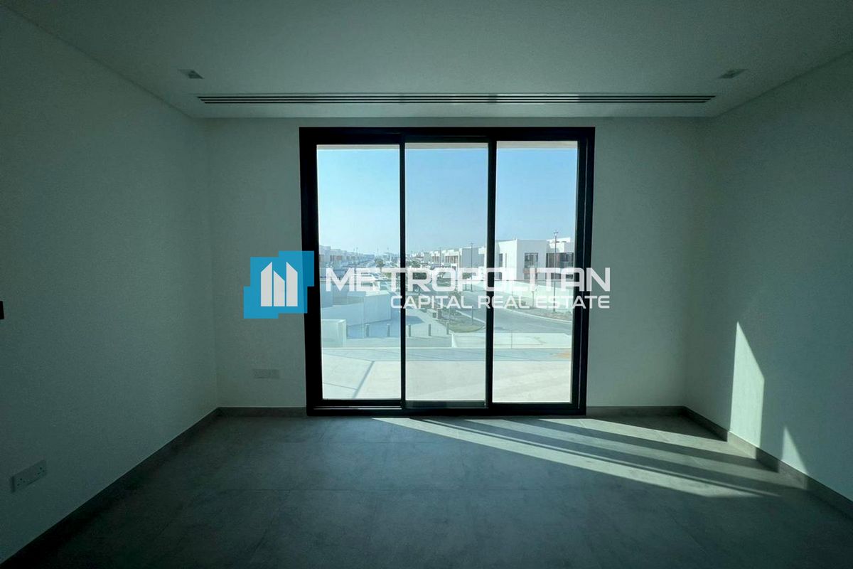 Single Row | 4BR+Maids | Next to Corner | Vacant