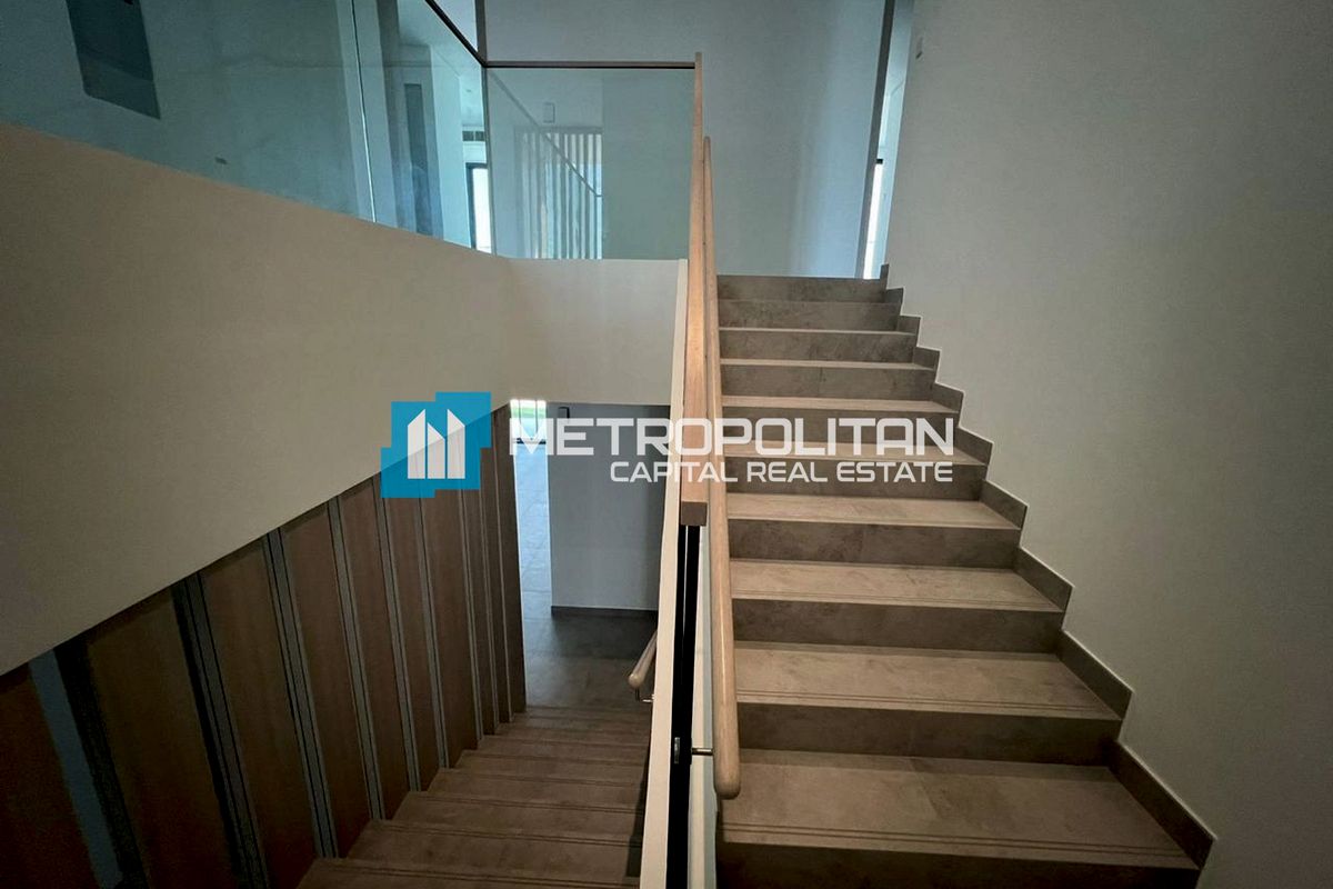 Single Row | 4BR+Maids | Next to Corner | Vacant