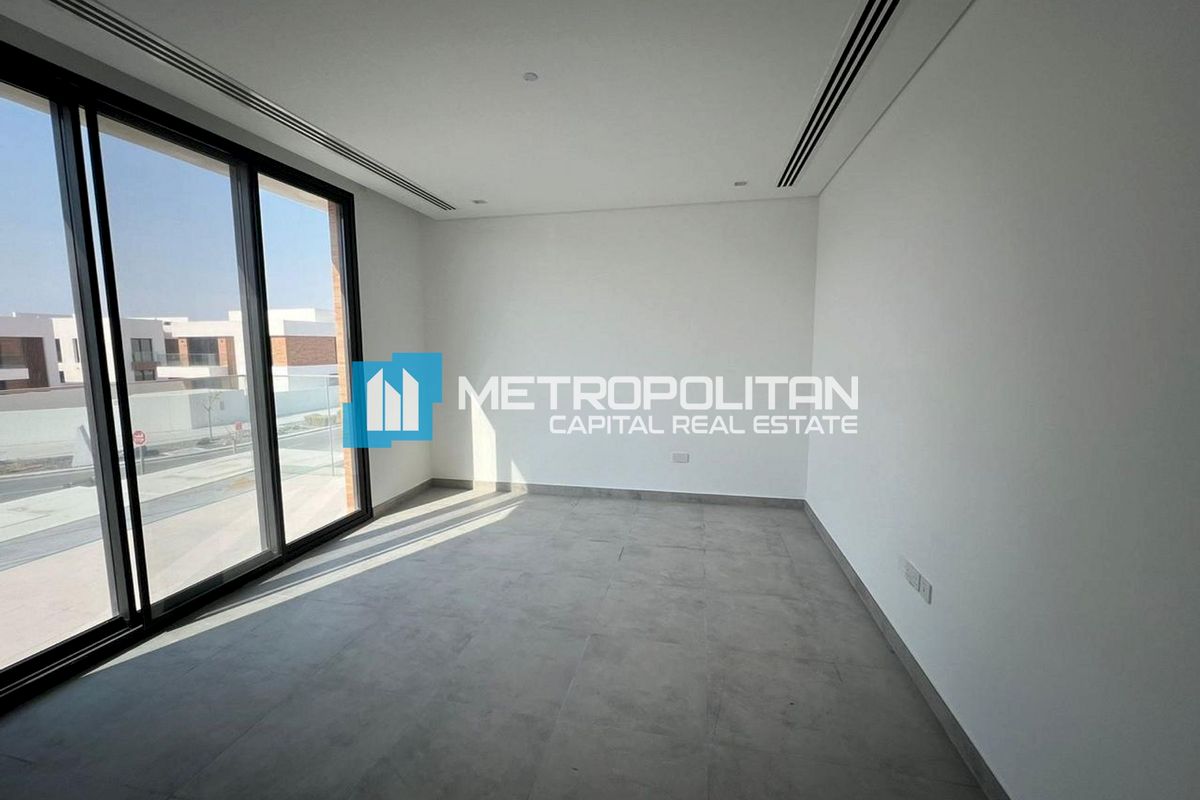 Single Row | 4BR+Maids | Next to Corner | Vacant