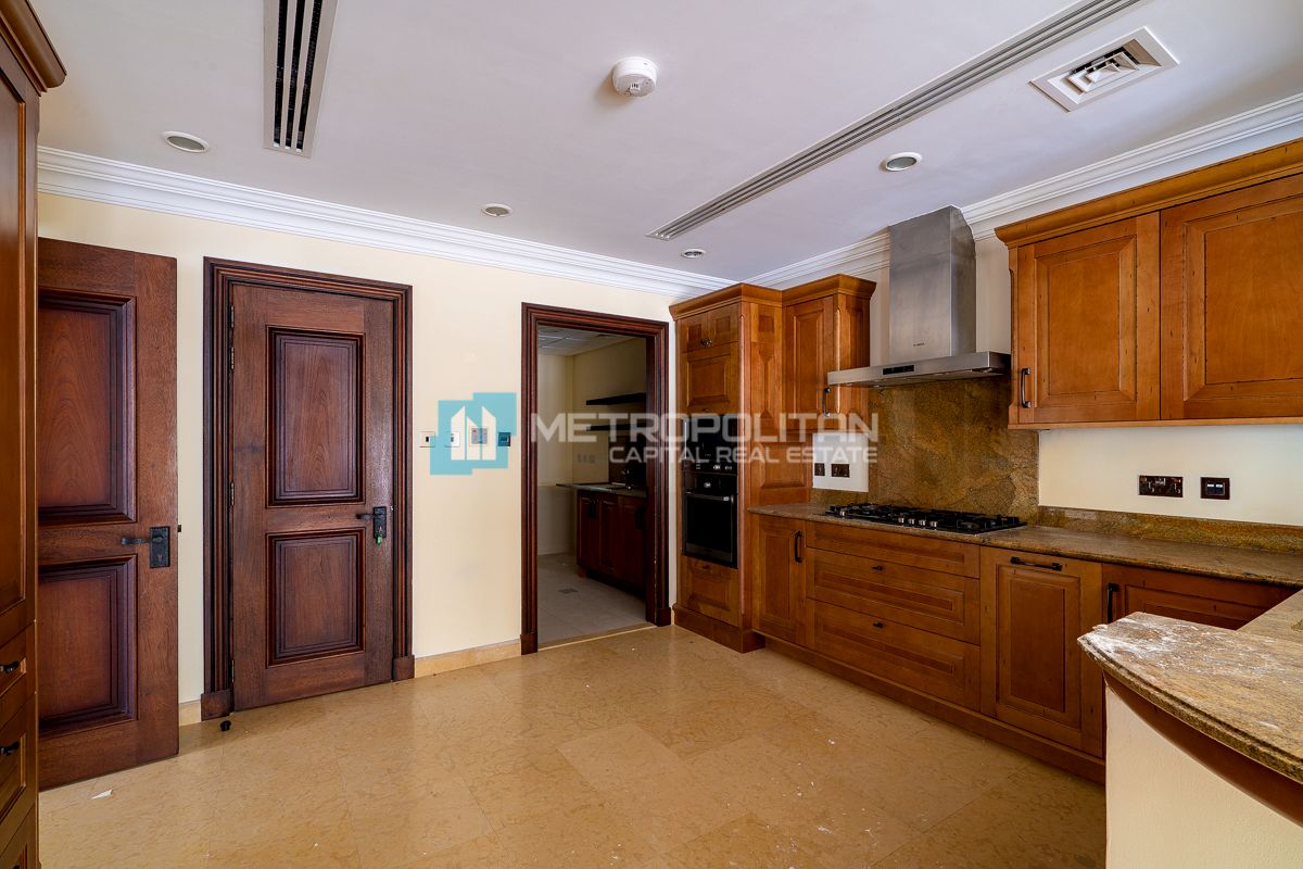 Corner 3BR w/ Maids | Close to Amenities | Vacant