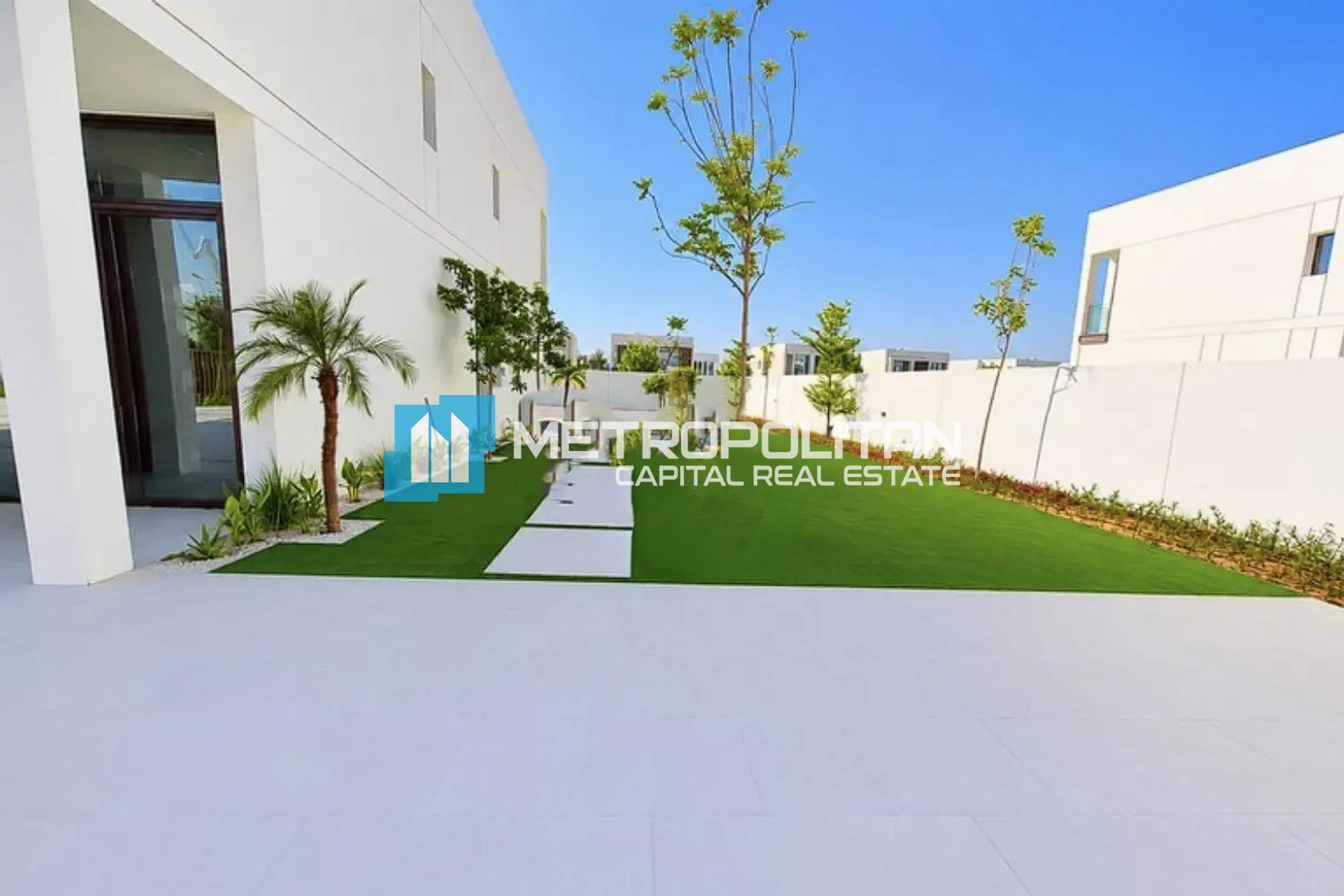 Corner | Vacant 5BR+M | Private Pool and Garden