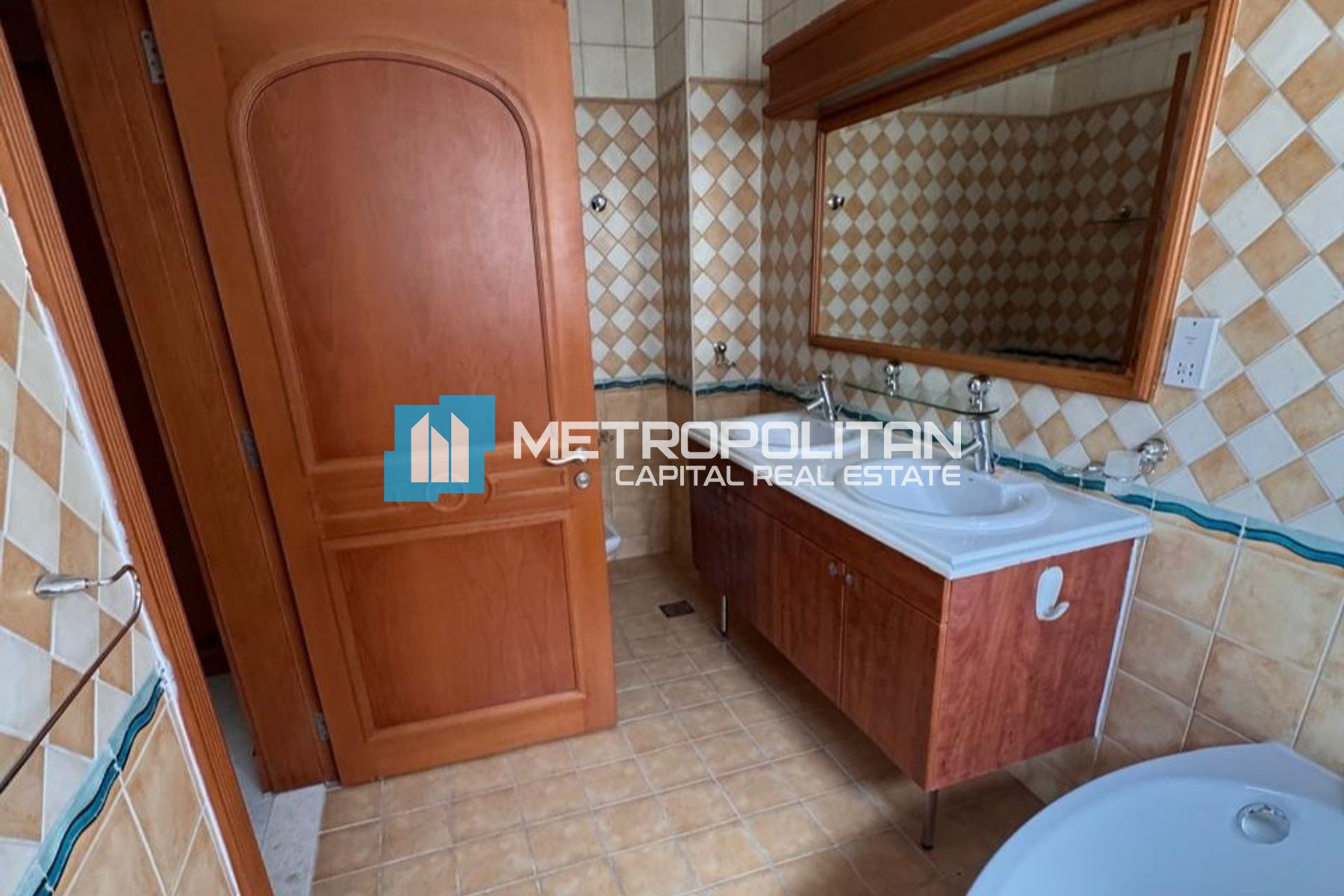 Private Pool | Waterfront Living | Prime Location