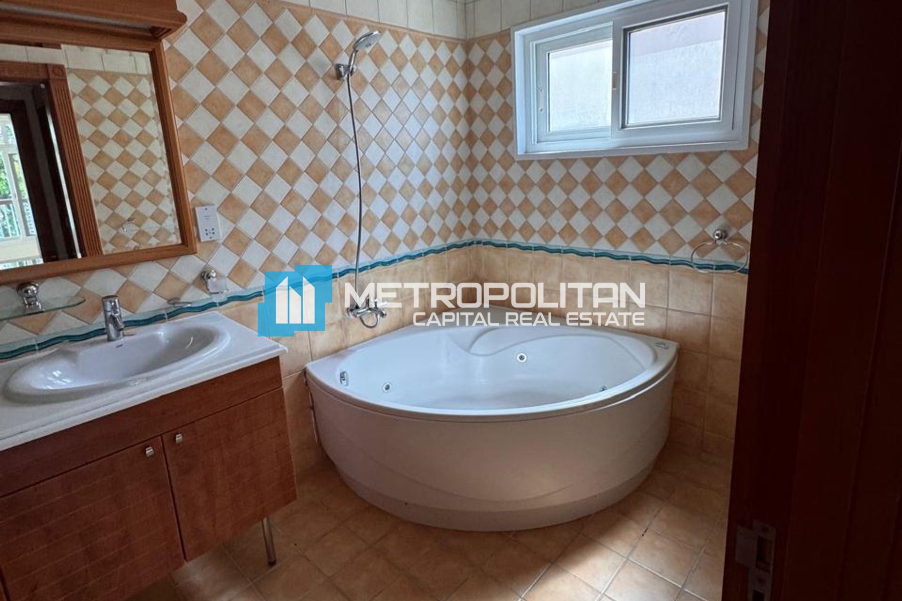 Private Pool | Waterfront Living | Prime Location