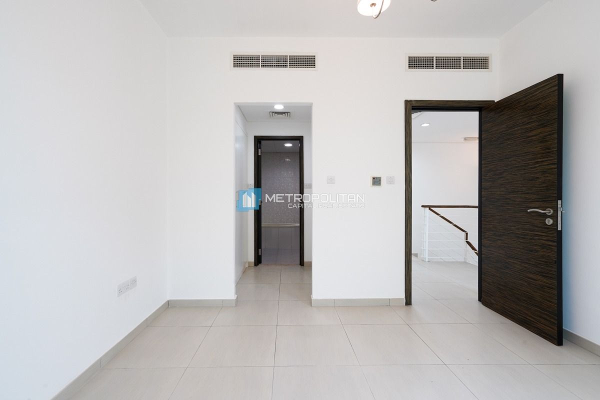Double Row, Middle Unit | To Be Vacant | Viewable