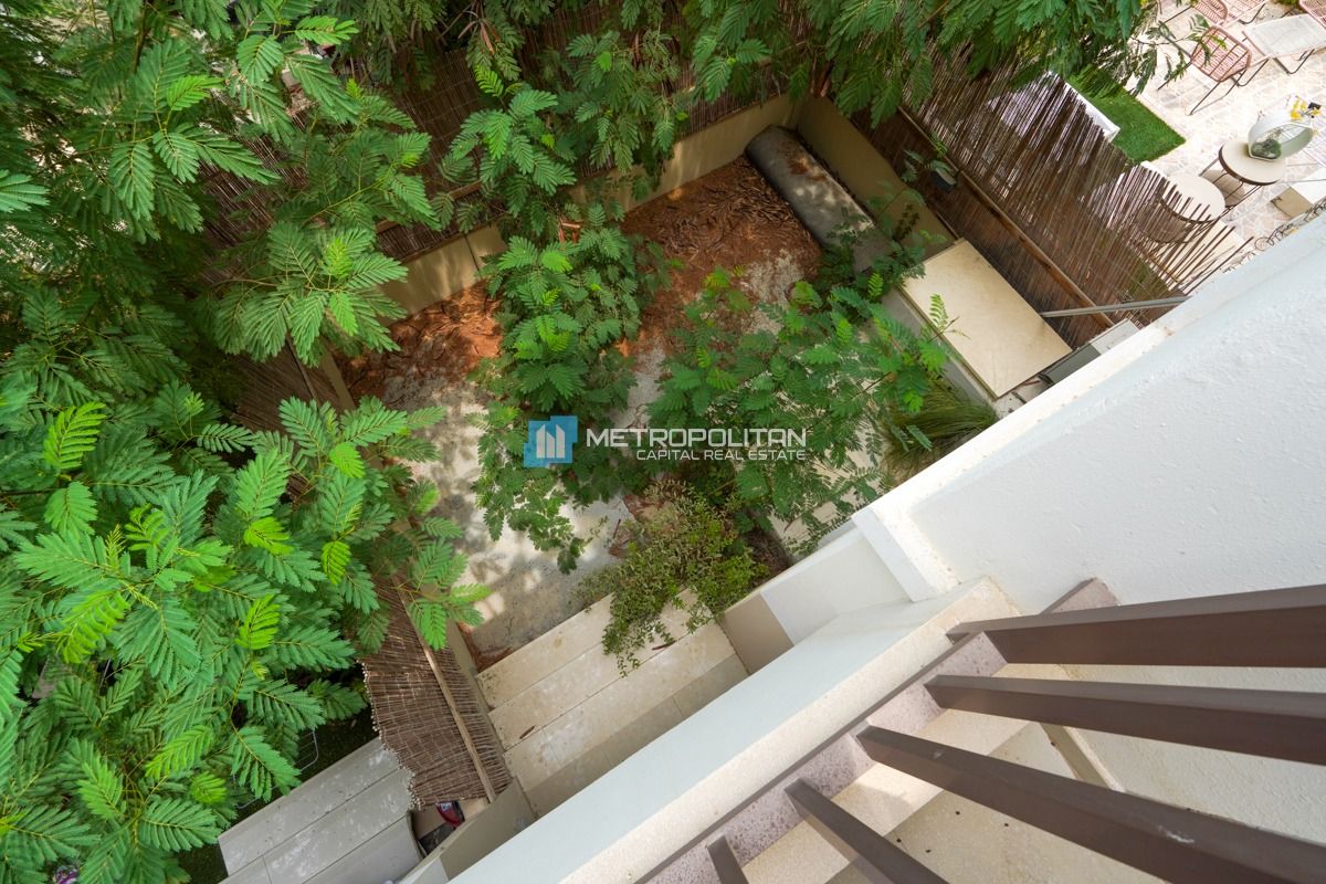 Double Row, Middle Unit | To Be Vacant | Viewable