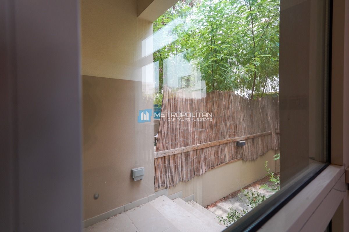 Double Row, Middle Unit | To Be Vacant | Viewable