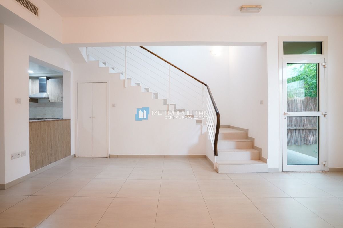 Double Row, Middle Unit | To Be Vacant | Viewable