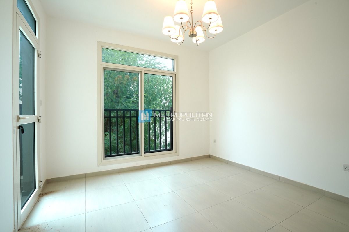 Double Row, Middle Unit | To Be Vacant | Viewable