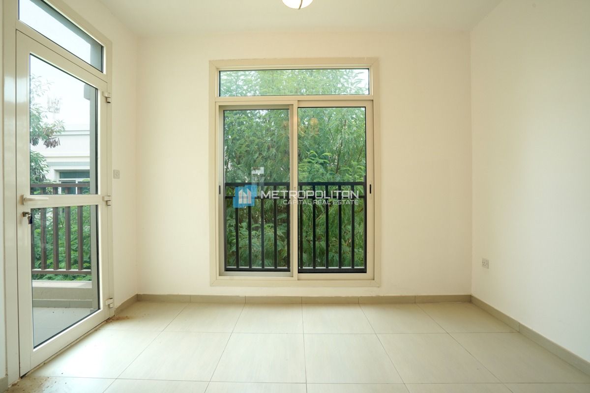 Double Row, Middle Unit | To Be Vacant | Viewable