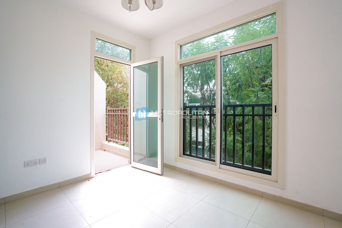 Double Row, Middle Unit | To Be Vacant | Viewable