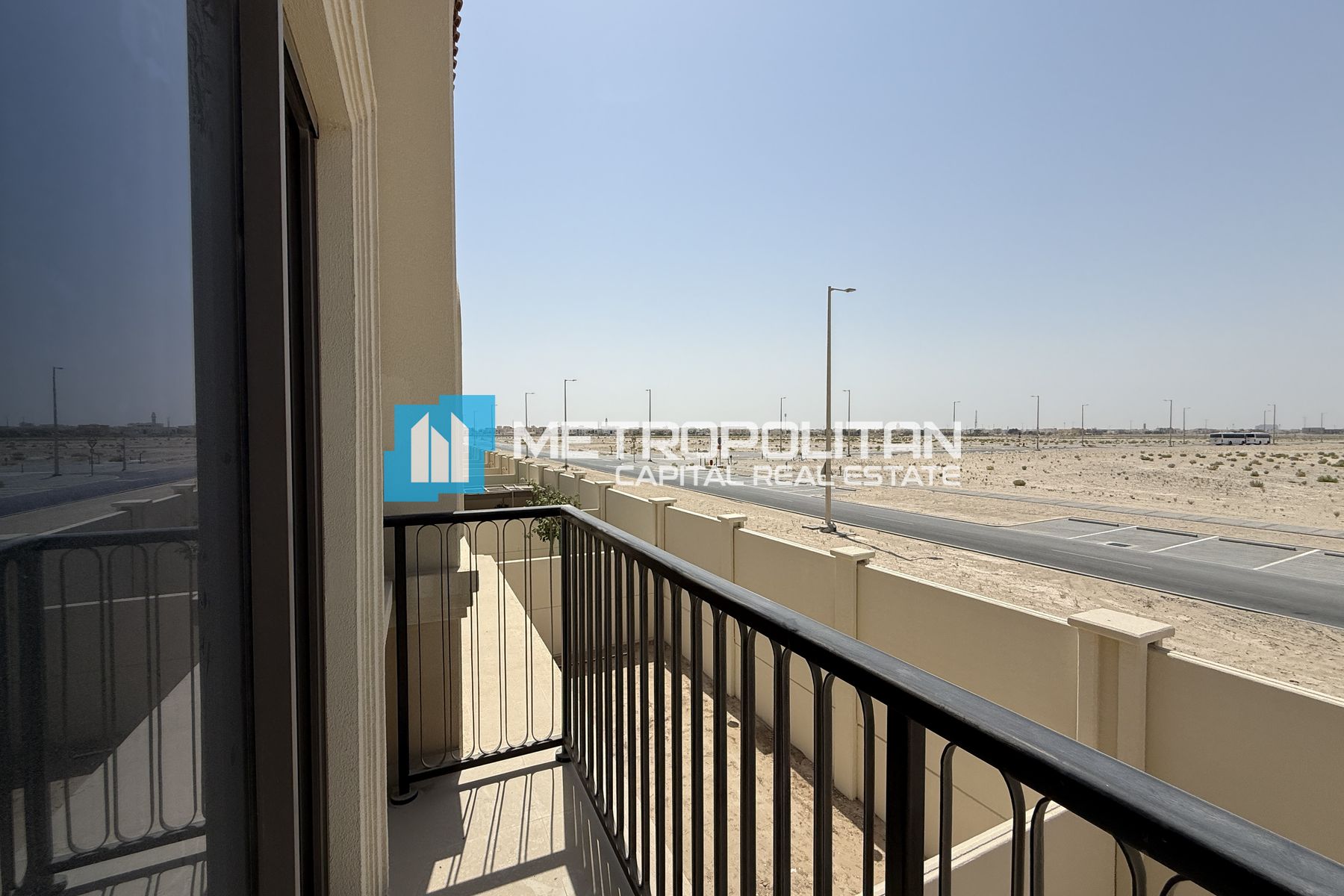 Vacant | Single Row | Mid Unit | Modern 2 Bedrooms