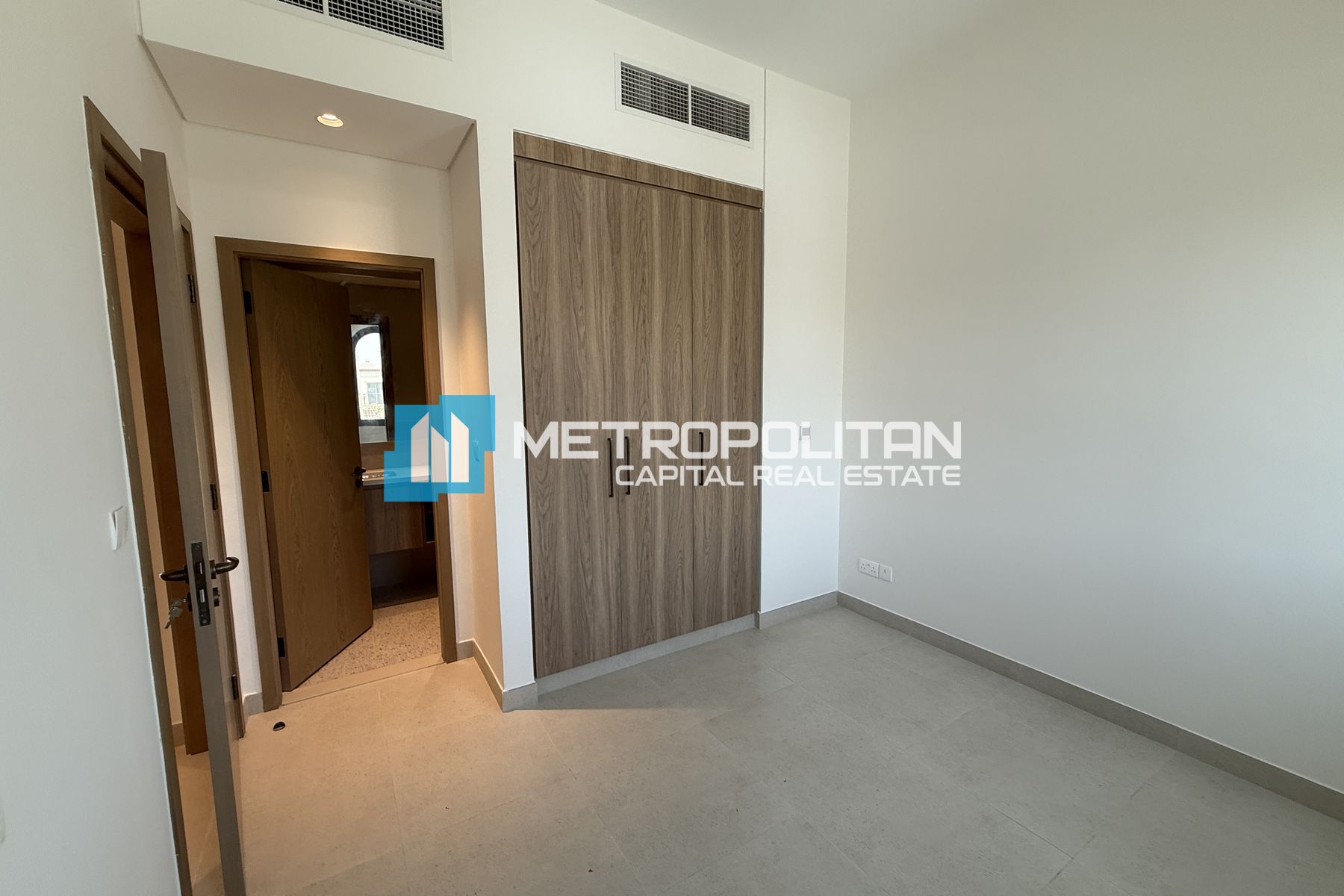 Vacant | Single Row | Mid Unit | Modern 2 Bedrooms
