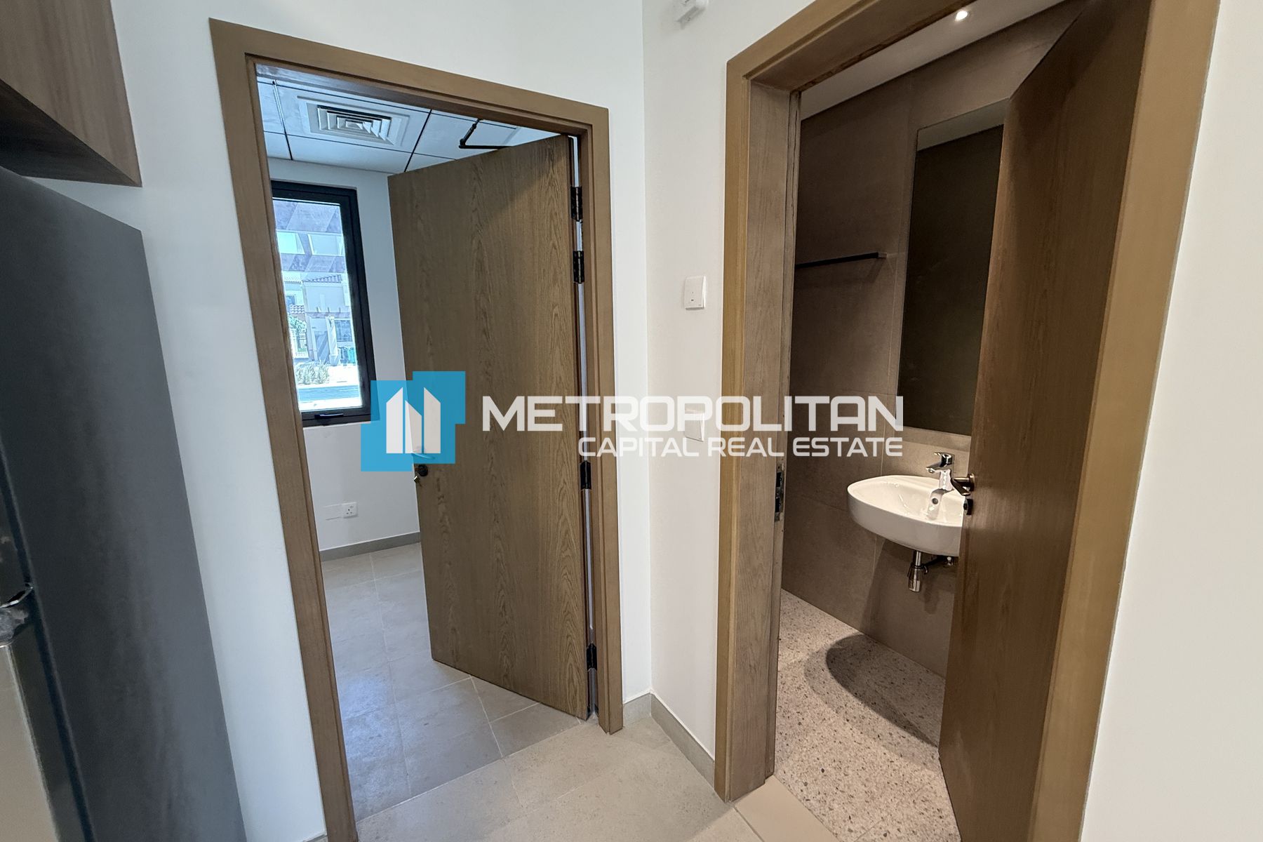 Vacant | Single Row | Mid Unit | Modern 2 Bedrooms