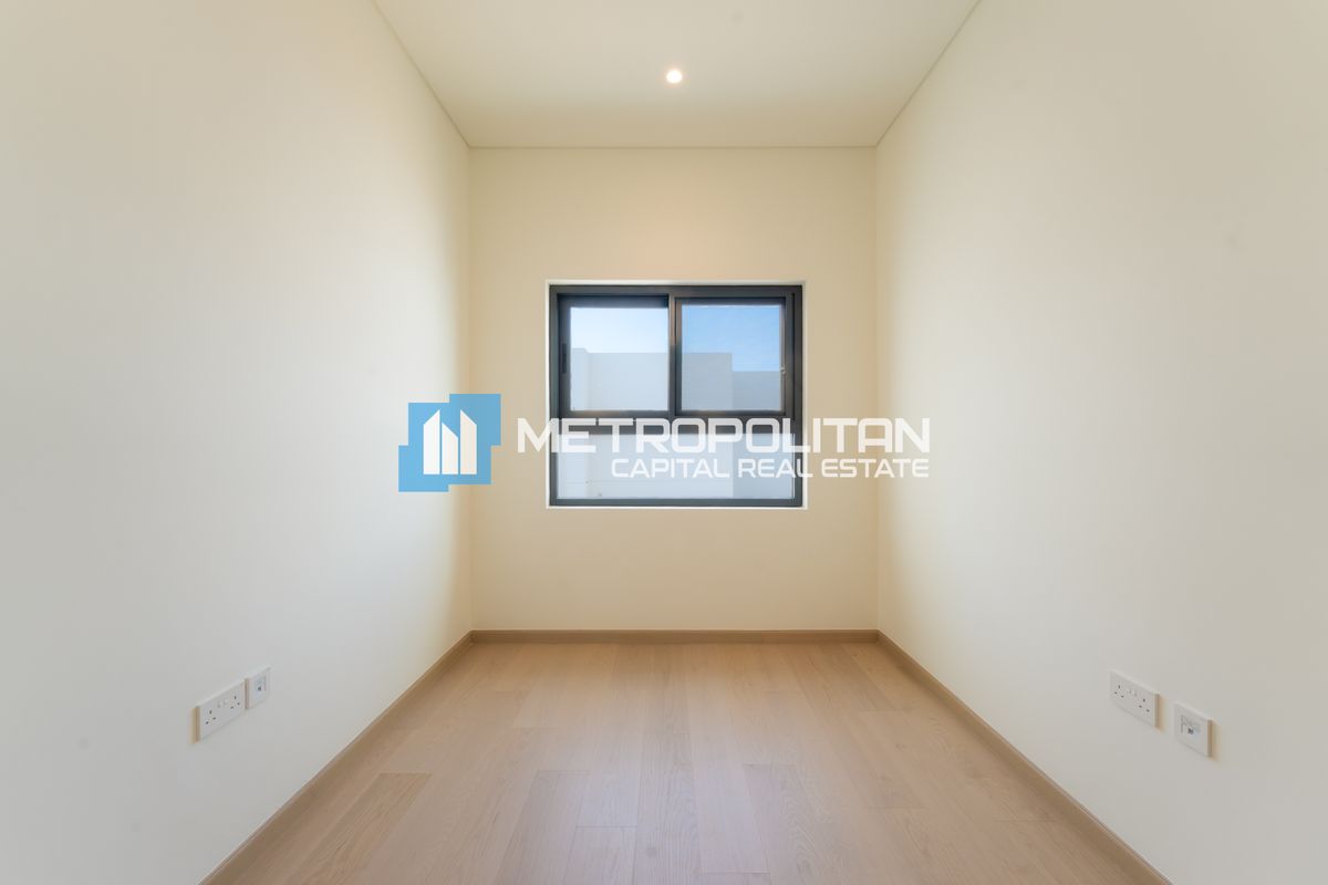 6 BR Branded New | Prime Location | Corner Unit