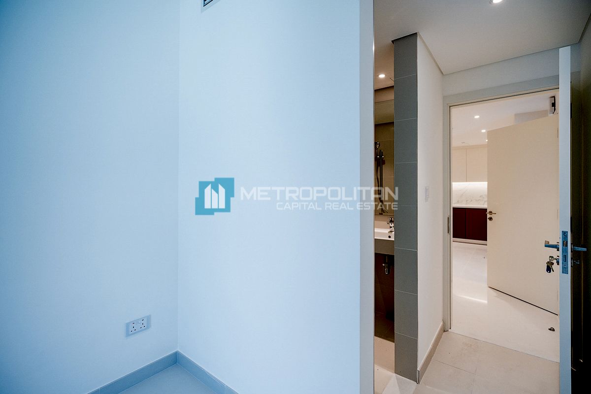 Sea View| 2BR w/ Maids| Next To Corner| Beachfront
