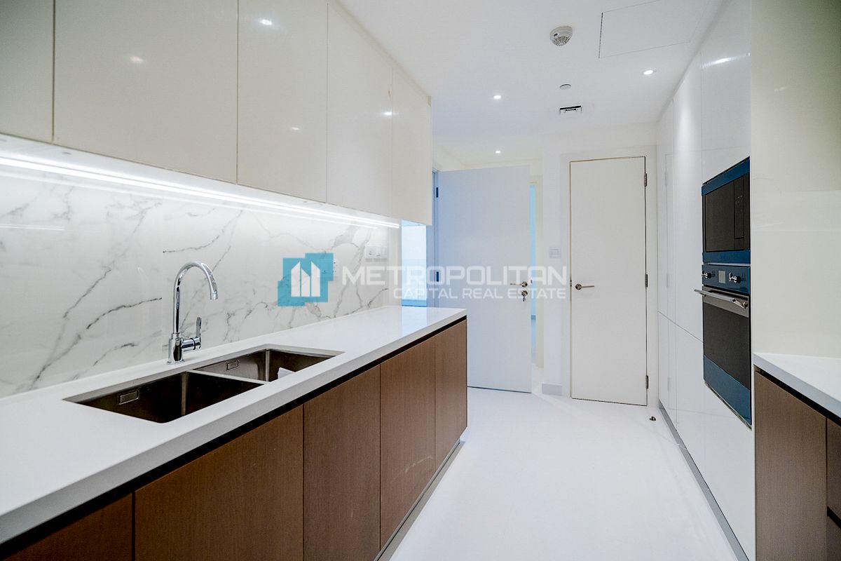 Sea View| 2BR w/ Maids| Next To Corner| Beachfront