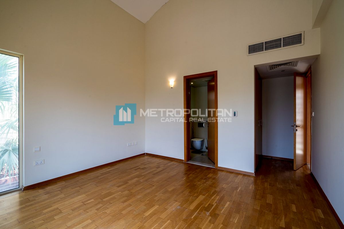 Private Pool| 4BR+M|Next To Corner| For Local Only