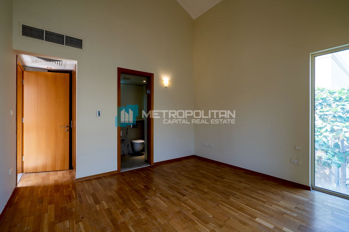 Private Pool| 4BR+M|Next To Corner| For Local Only