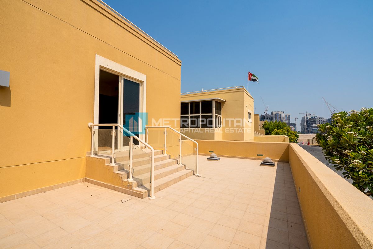 Private Pool| 4BR+M|Next To Corner| For Local Only