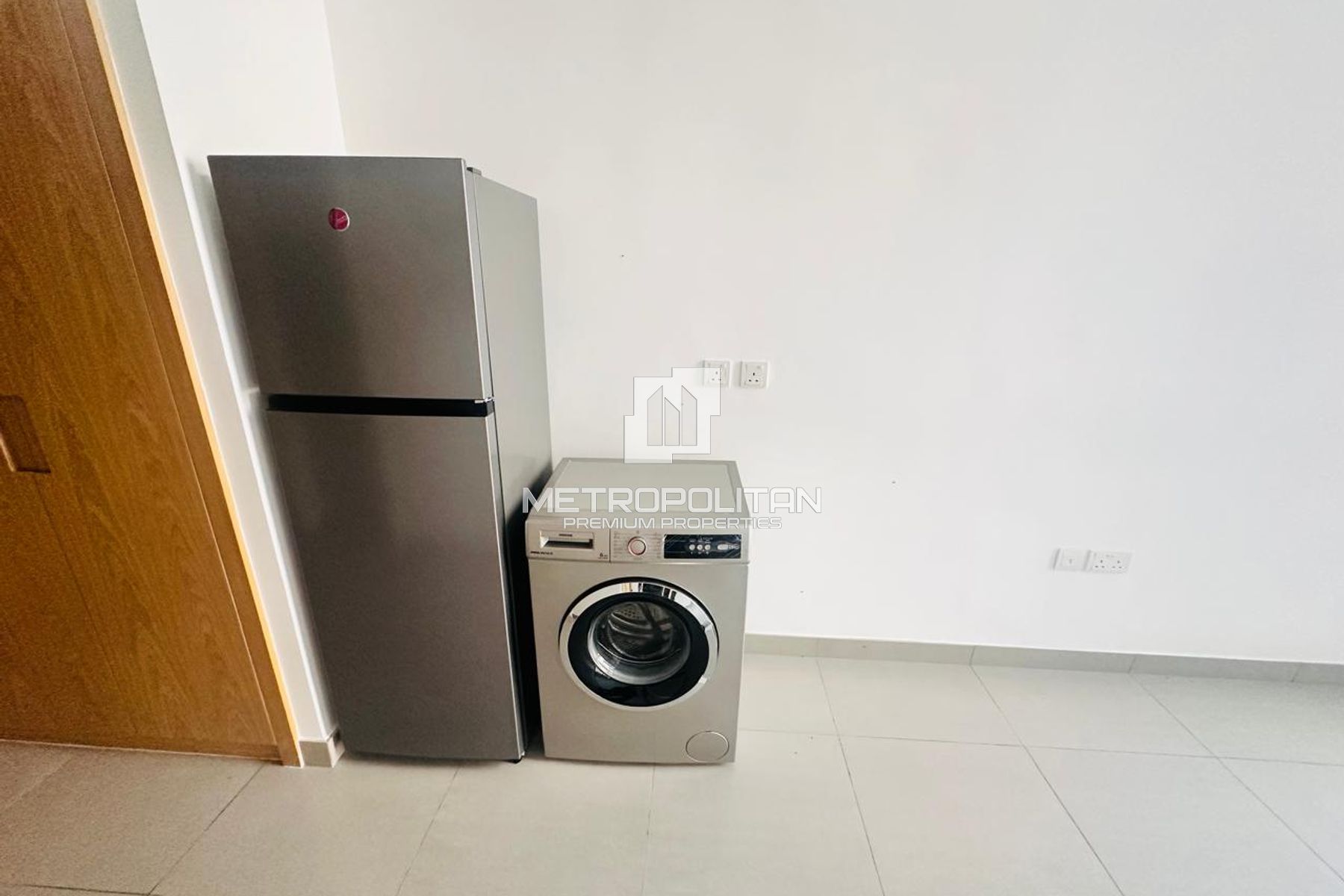 Ready to Move | New Studio | W/Kitchen Appliances