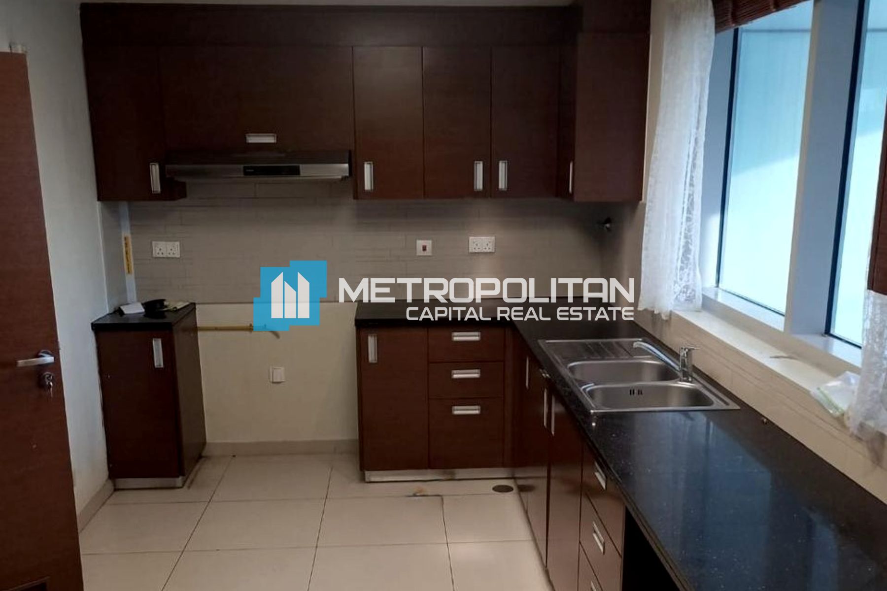 Vacant | 3BR w/ Balcony Townhouse | Closed Kitchen