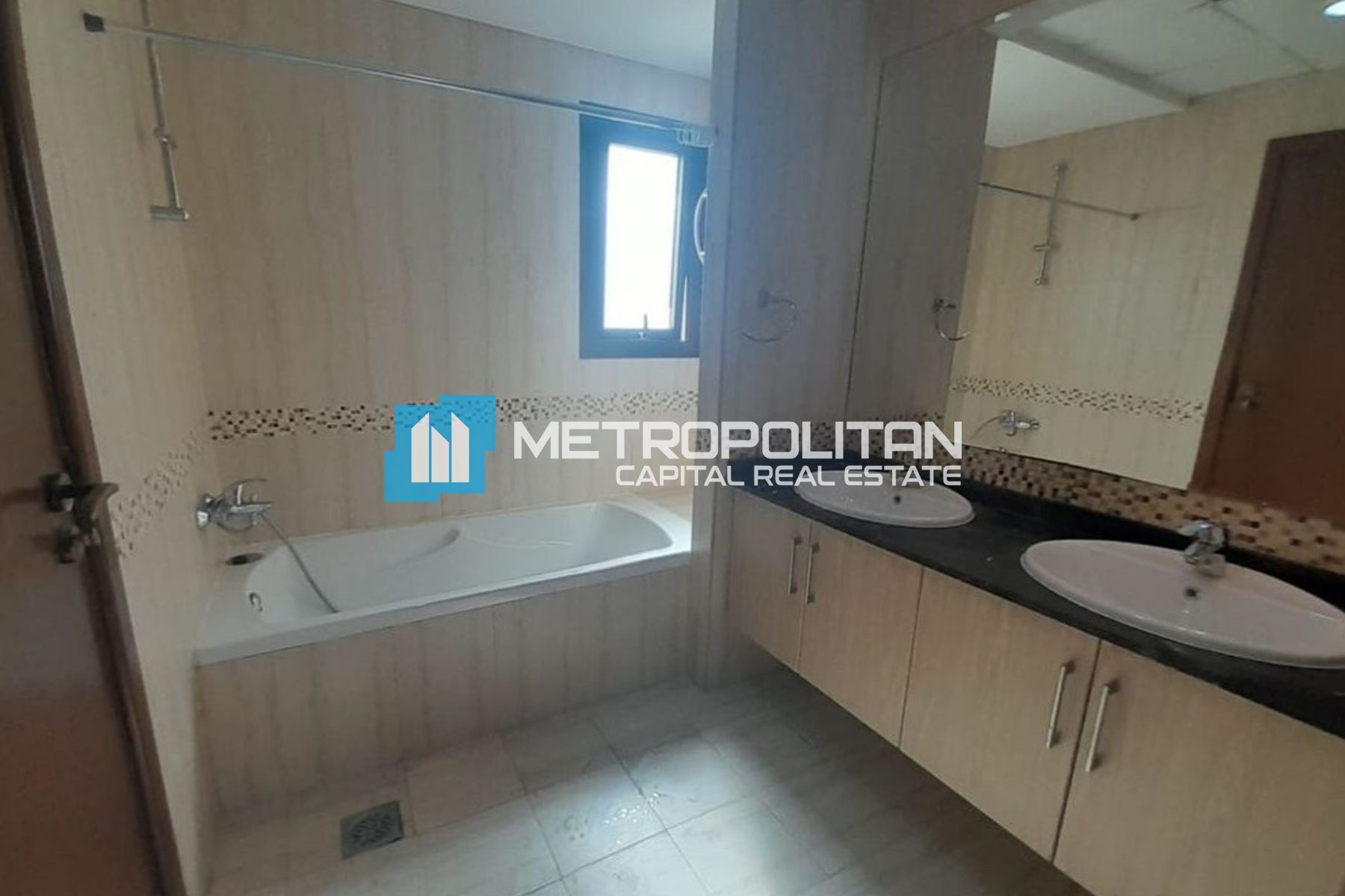 Single Row 5BR | Close to Amenities | Prime Area