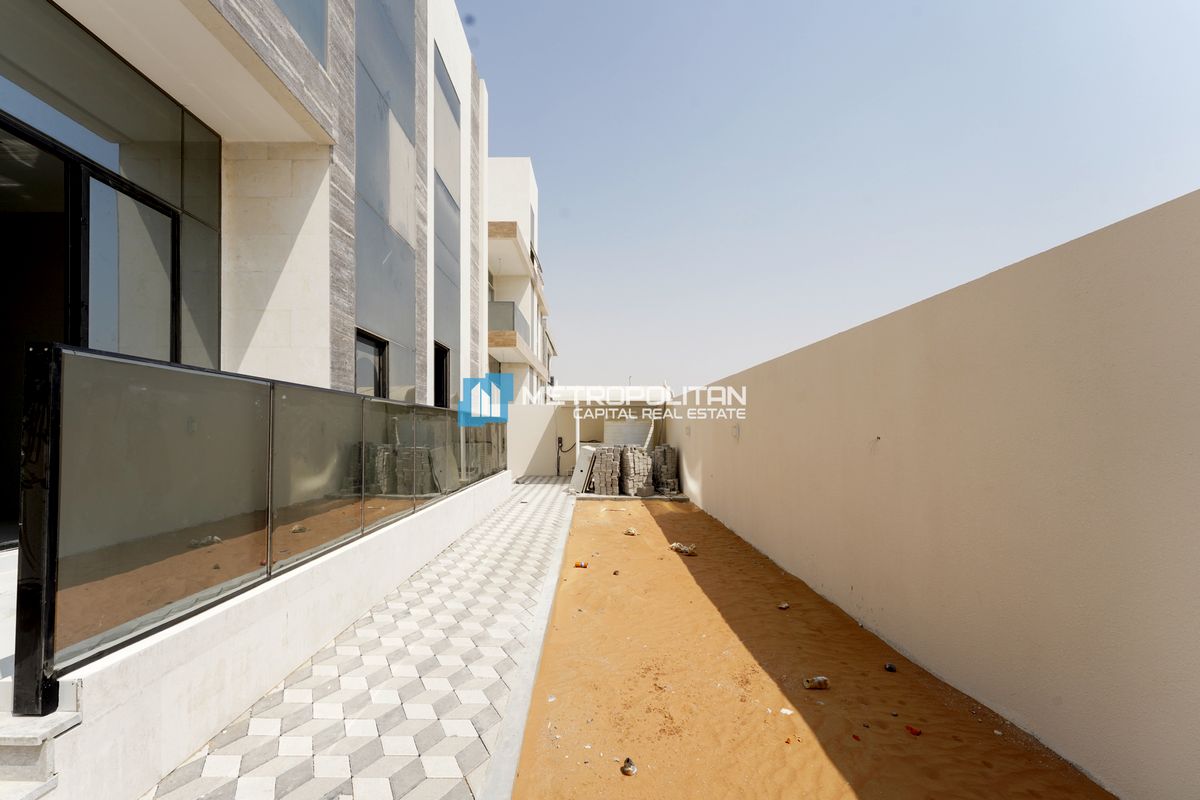 Single Row 8BR+M | Near To Amenities | Vacant Unit