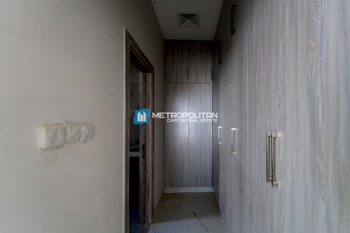Single Row 8BR+M | Near To Amenities | Vacant Unit