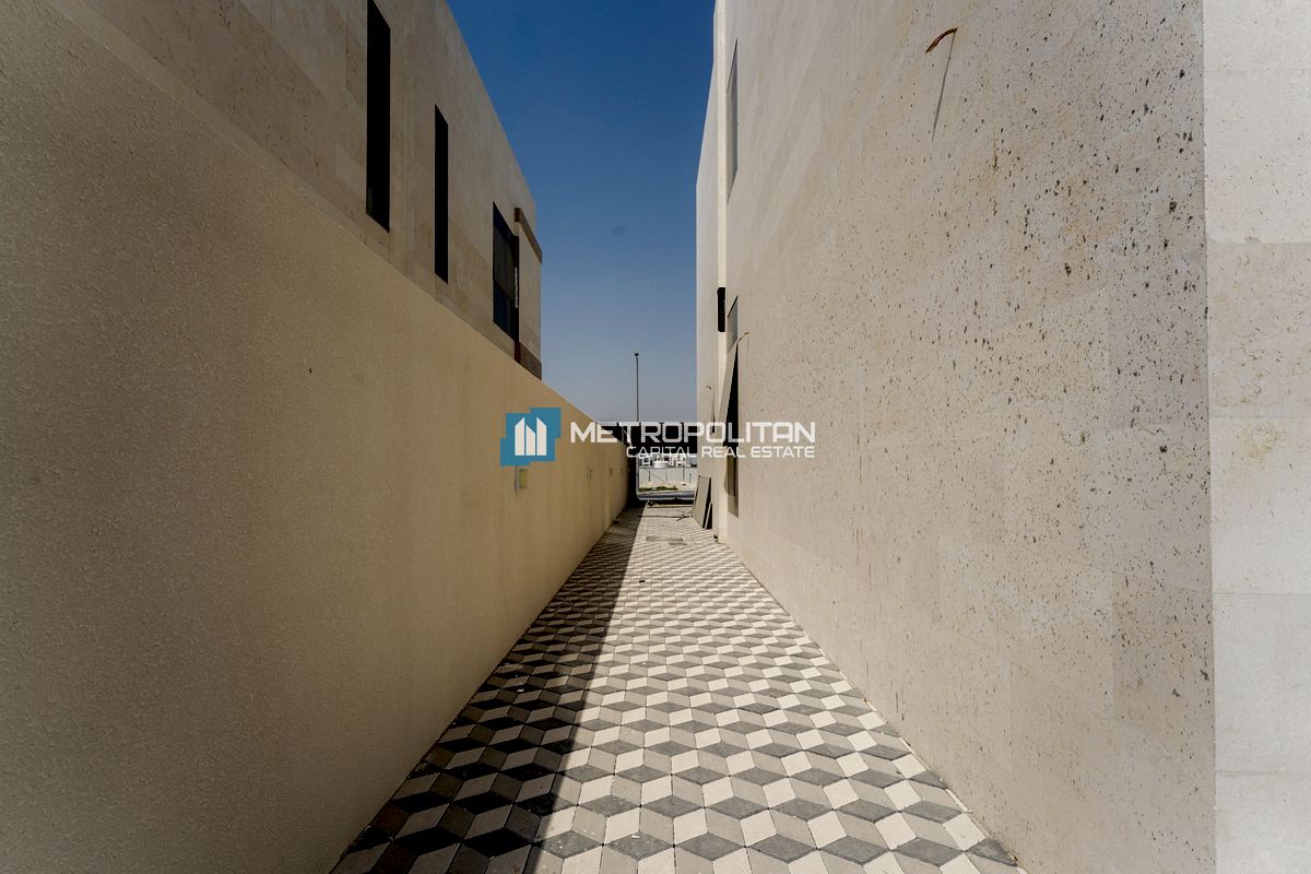 Single Row 8BR+M | Near To Amenities | Vacant Unit