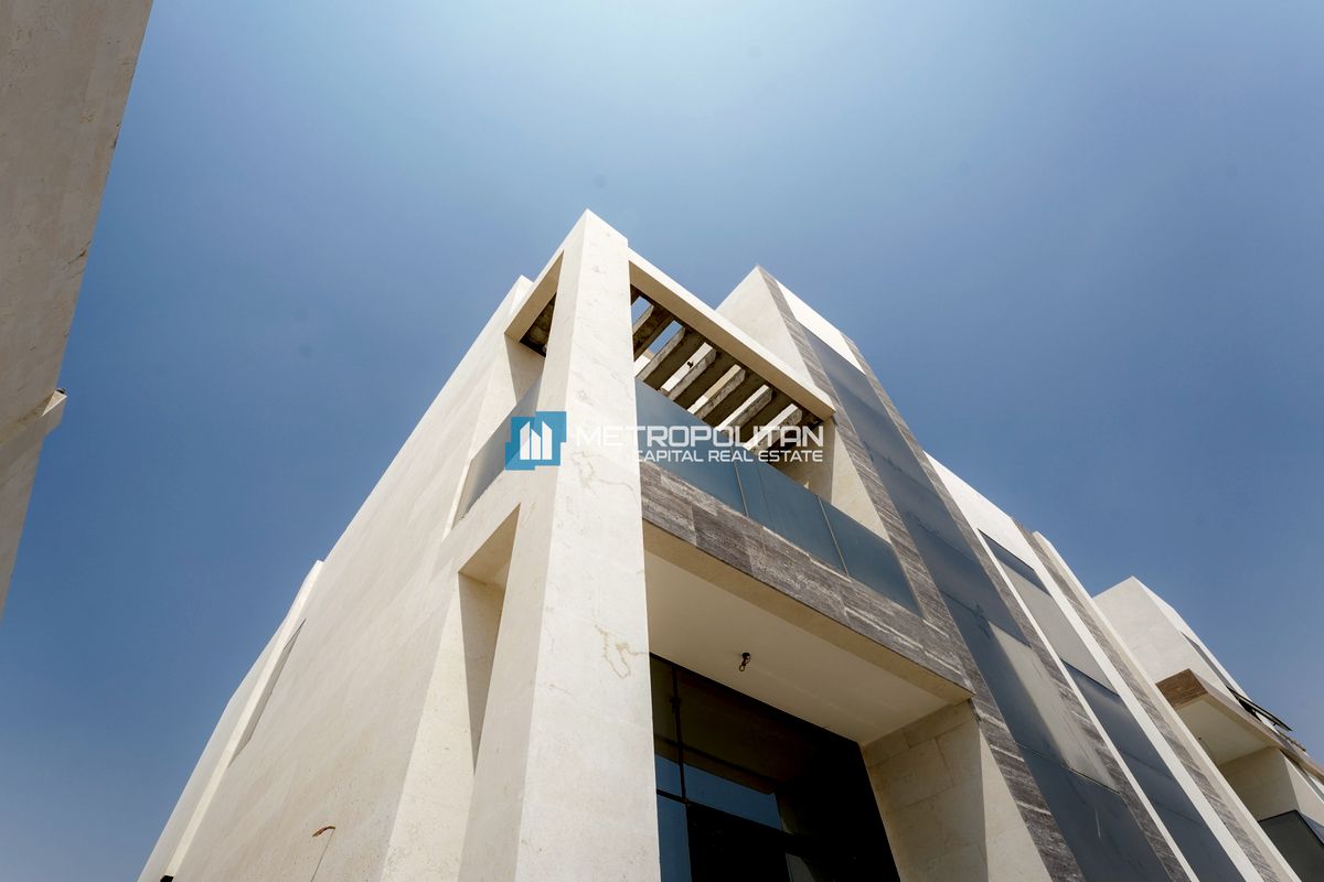 Single Row 8BR+M | Near To Amenities | Vacant Unit