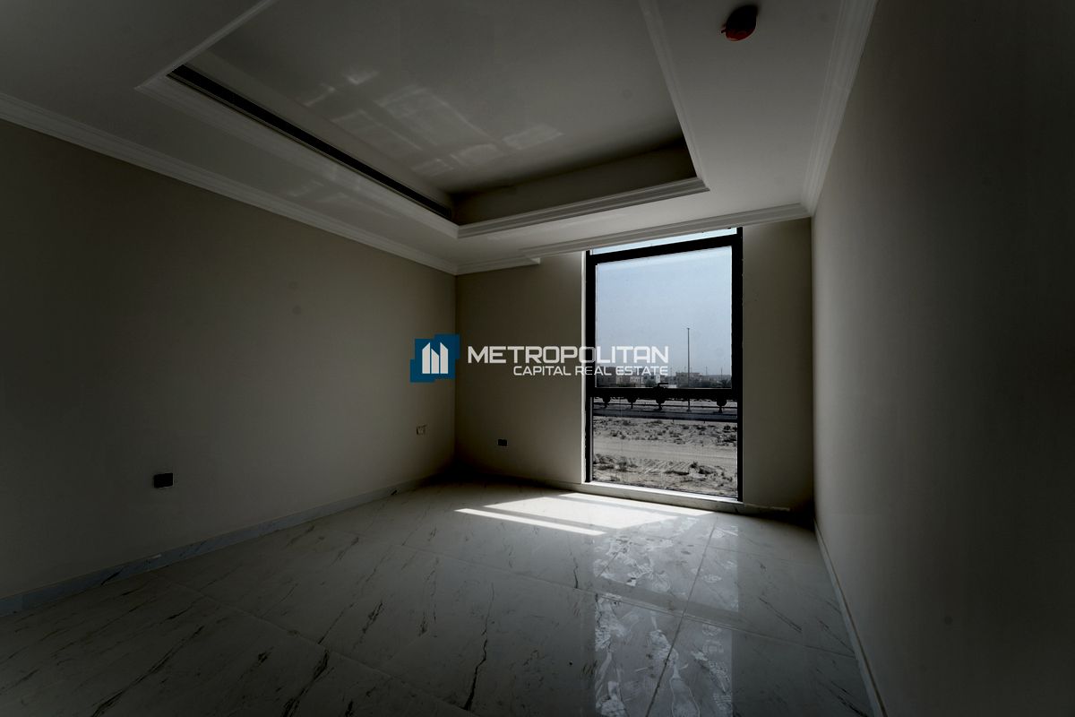 Single Row 8BR+M | Near To Amenities | Vacant Unit
