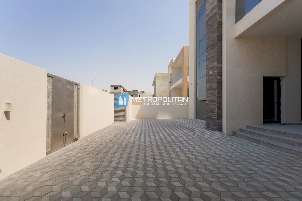 Single Row 8BR+M | Near To Amenities | Vacant Unit
