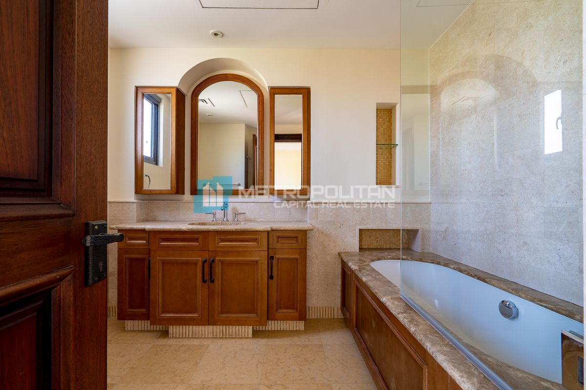Corner 3BR+M | Close To Amenities | Private Garden
