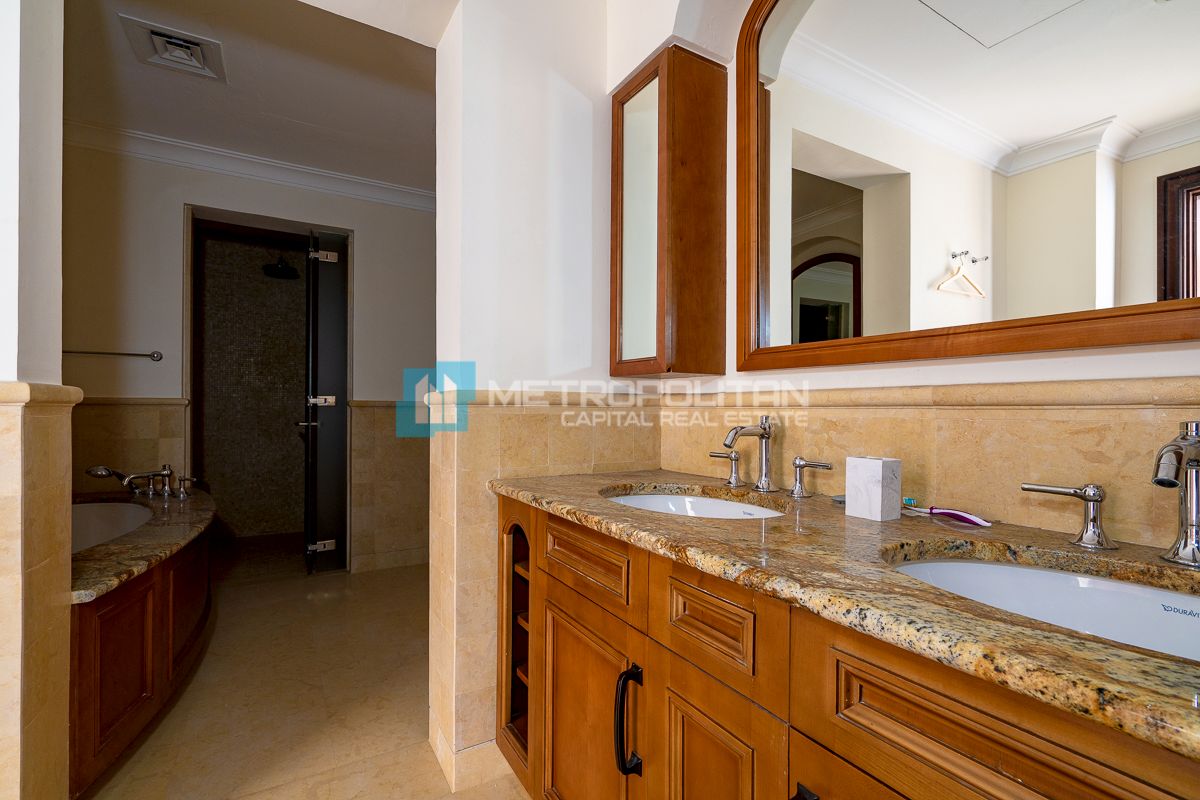 Corner 3BR+M | Close To Amenities | Private Garden