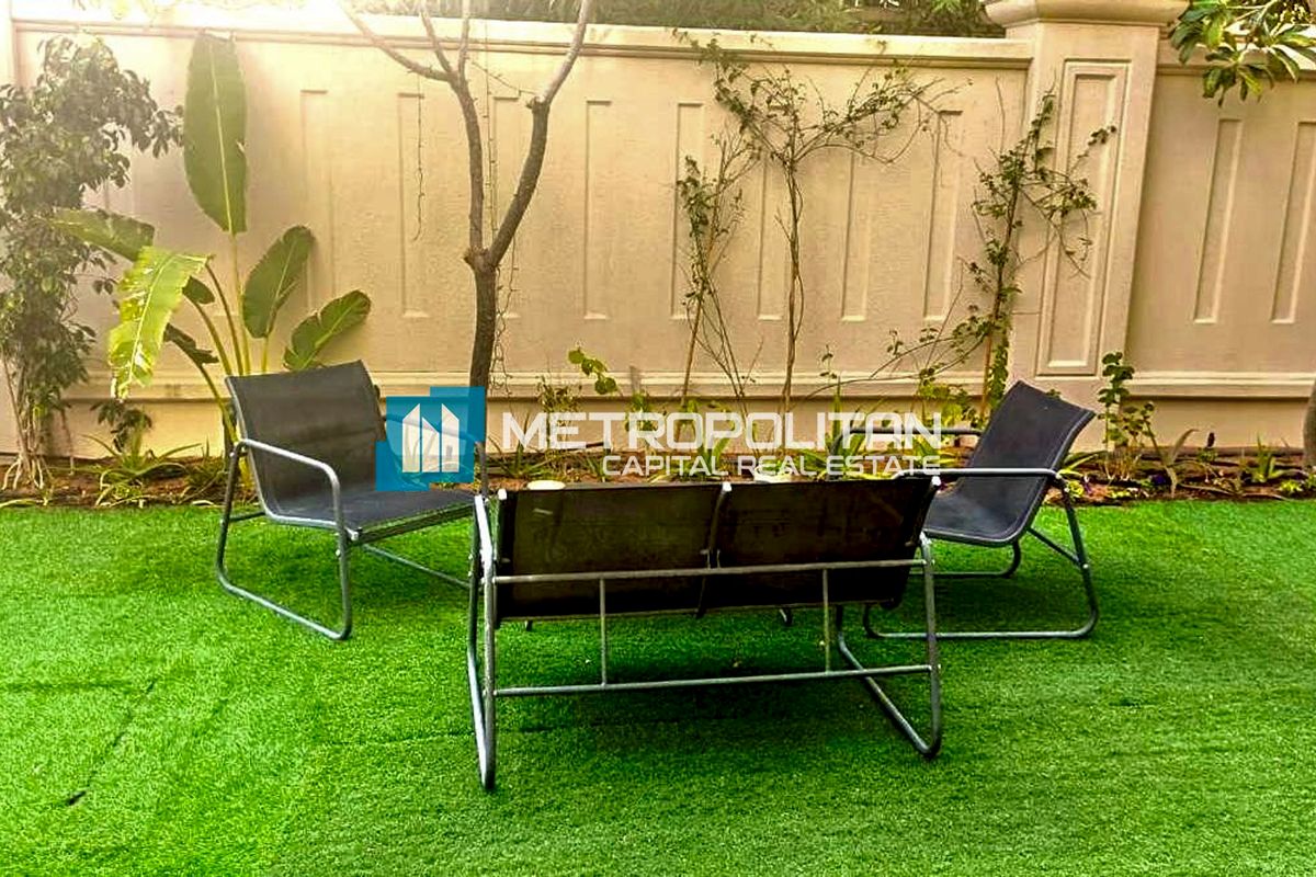 Corner 3BR+M | Close To Amenities | Private Garden