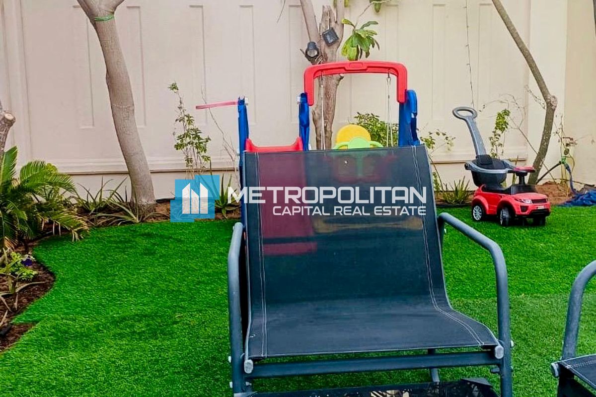 Corner 3BR+M | Close To Amenities | Private Garden