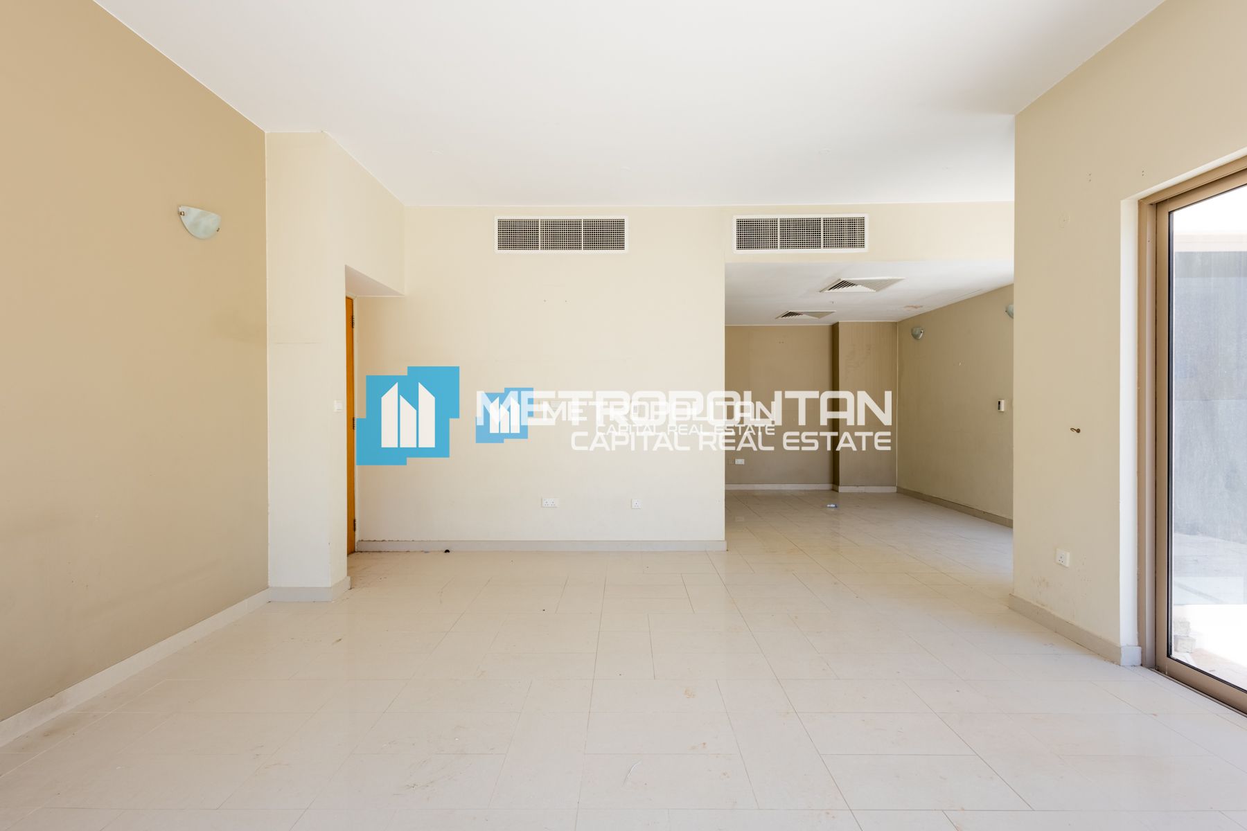 Single Row Corner I Best location I Closed Kitchen