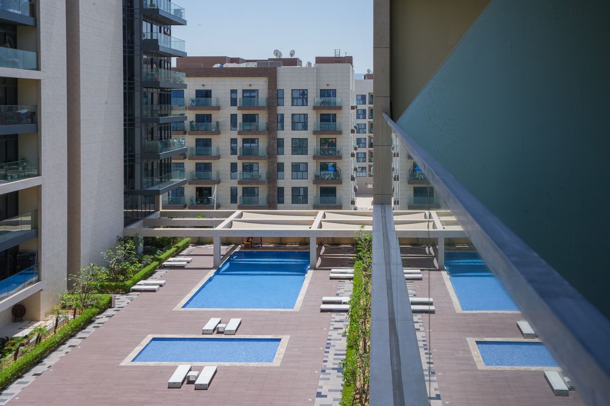 FULLY FURNISHED | STUDIO | BALCONY | MID FLOOR