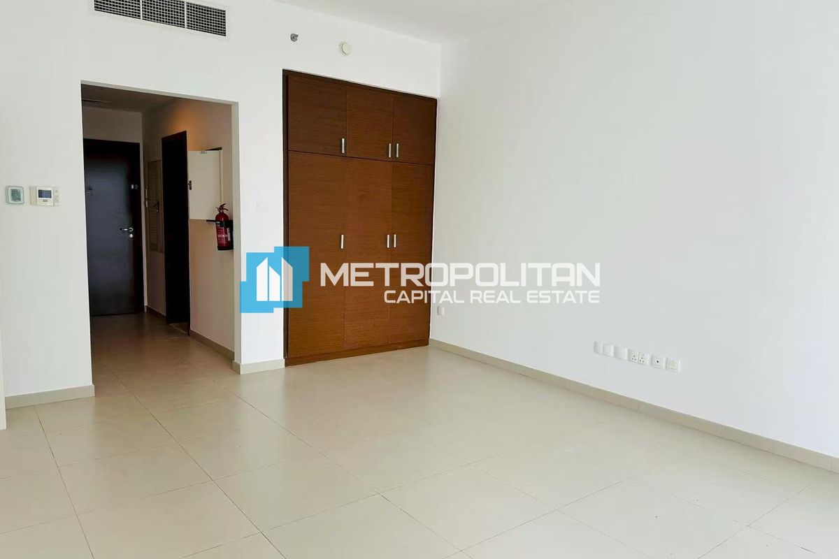 Modern Arc Studio | Pool View | High Floor