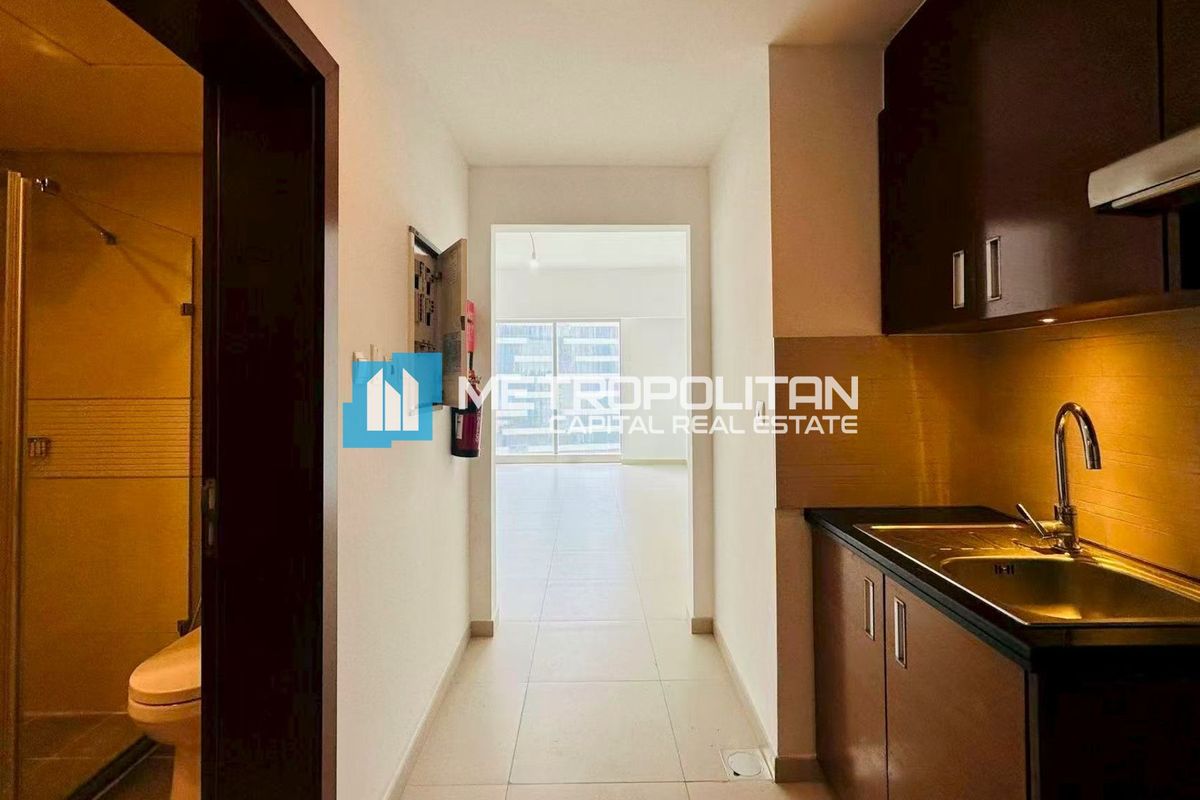 Modern Arc Studio | Pool View | High Floor