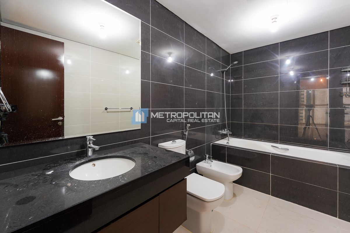 1BR w/ Balcony | Canal view  | Mid floor
