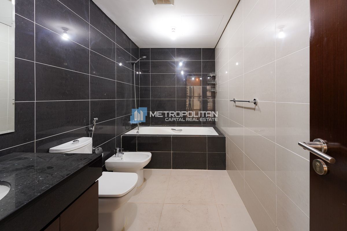 1BR w/ Balcony | Canal view  | Mid floor