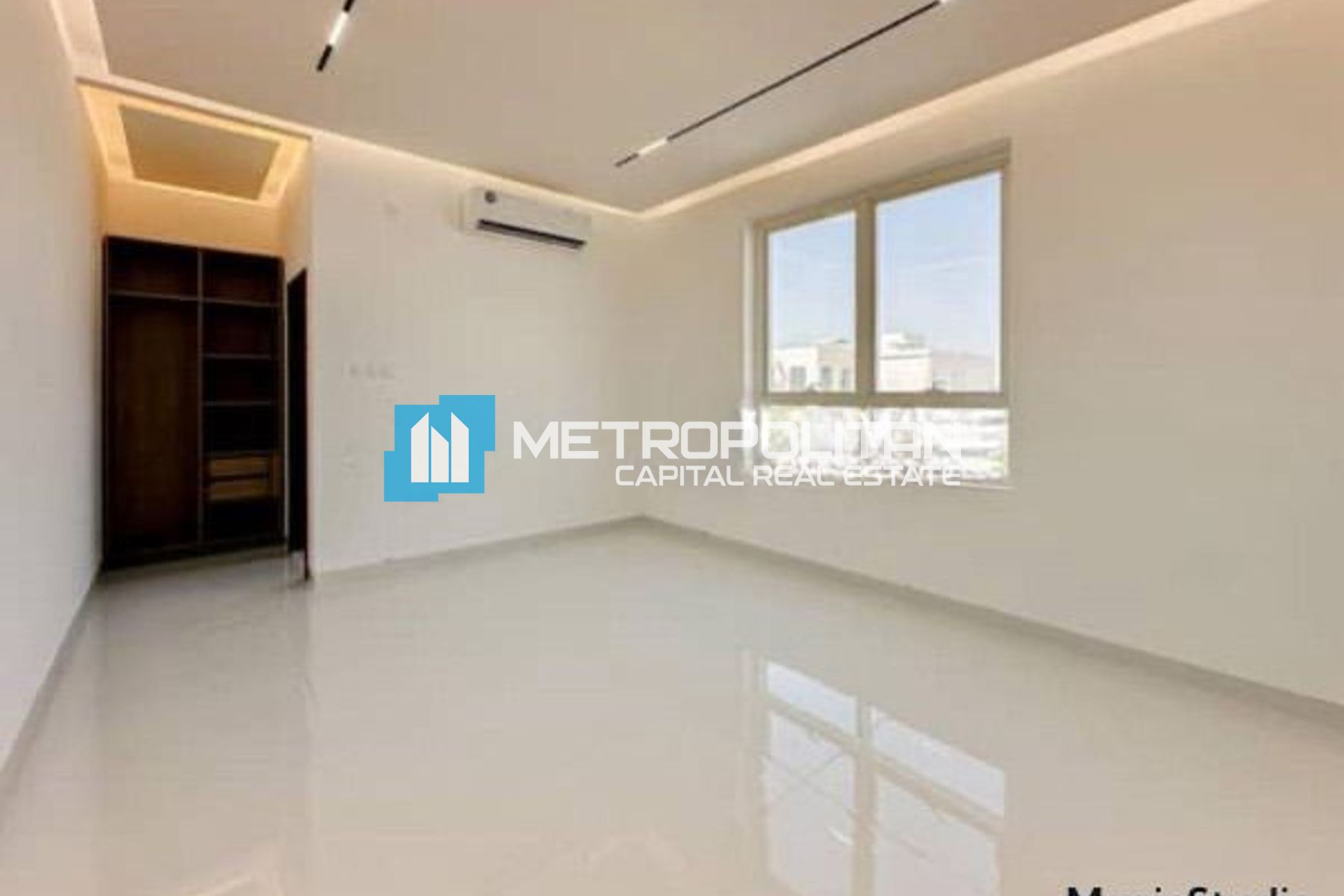 Corner Unit | Closed Kitchen | Vacant Unit
