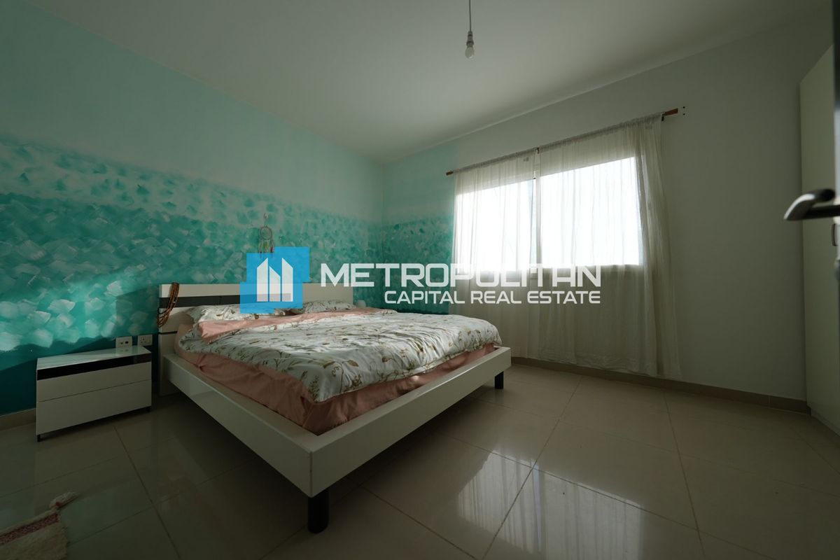 SINGLE ROW | UPGRADED KITCHEN | NEAR ENTRANCE