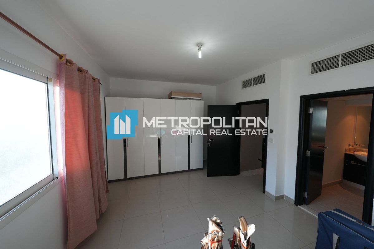 SINGLE ROW | UPGRADED KITCHEN | NEAR ENTRANCE