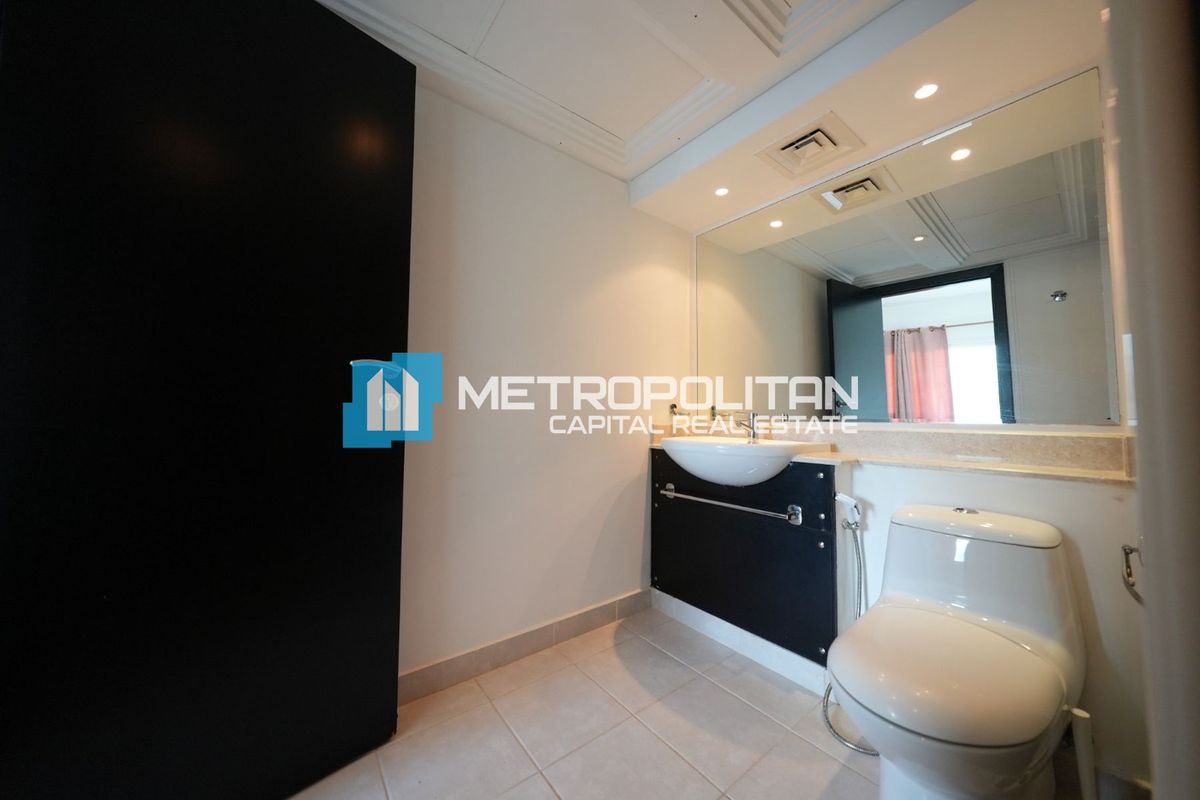 SINGLE ROW | UPGRADED KITCHEN | NEAR ENTRANCE