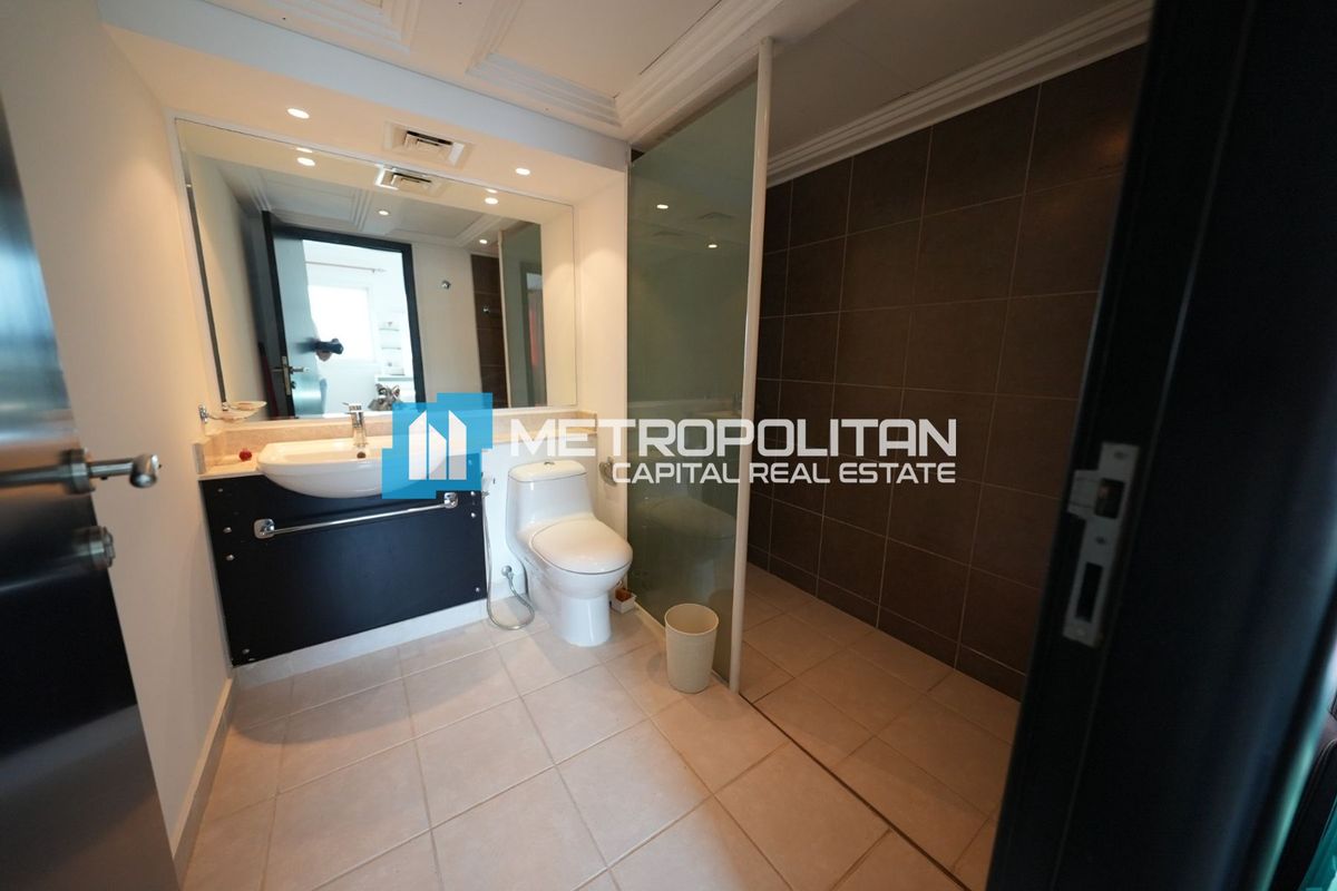 SINGLE ROW | UPGRADED KITCHEN | NEAR ENTRANCE