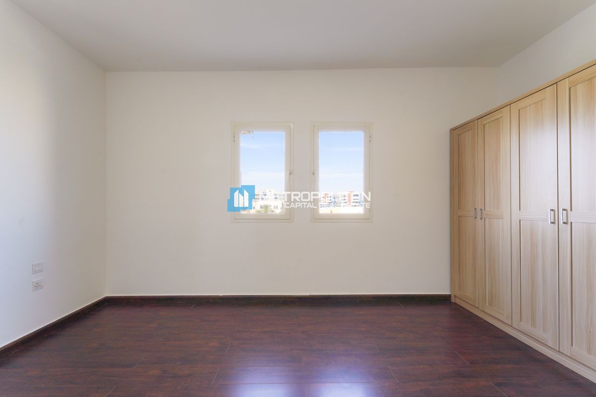 SINGLE ROW | UPGRADED KITCHEN | NEAR ENTRANCE